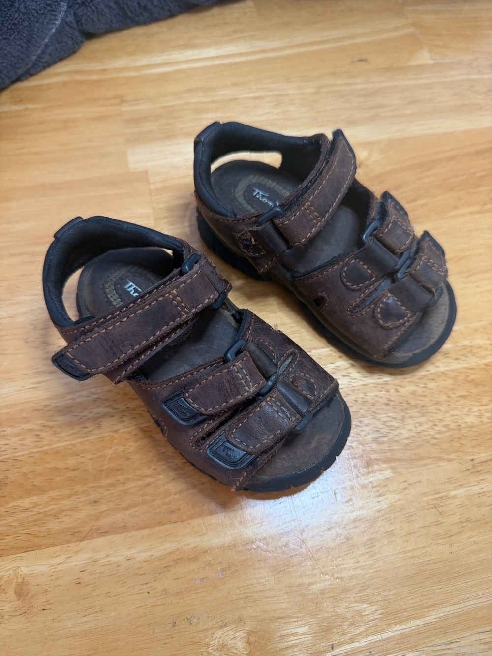 Thom McAn Kids Dark Brown Triple-Strap Closed Toe Sandals - Toddler size 6